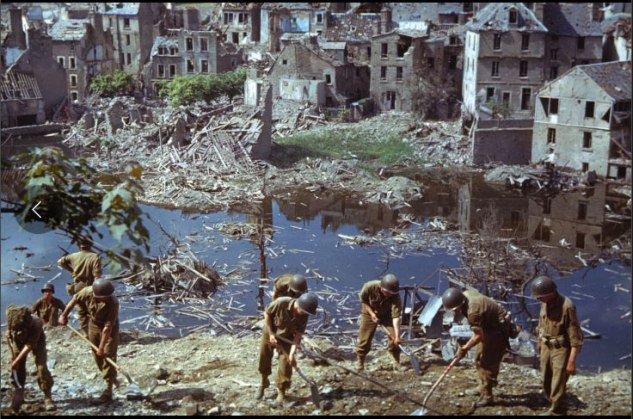American troops clear wreckage in Saint-Lô, Normandy, 1944 Crédit-Photo : Frank Scherschel—Time & Life Pictures/Getty Images Source : http://life.time.com/history/after-d-day-unpublished-color-photos-from-normandy-summer-1944/#2